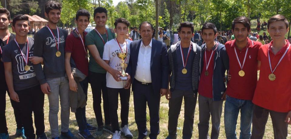 GELENEKSEL GENÇLİK ŞÖLENİ COŞKUYLA KUTLANDI