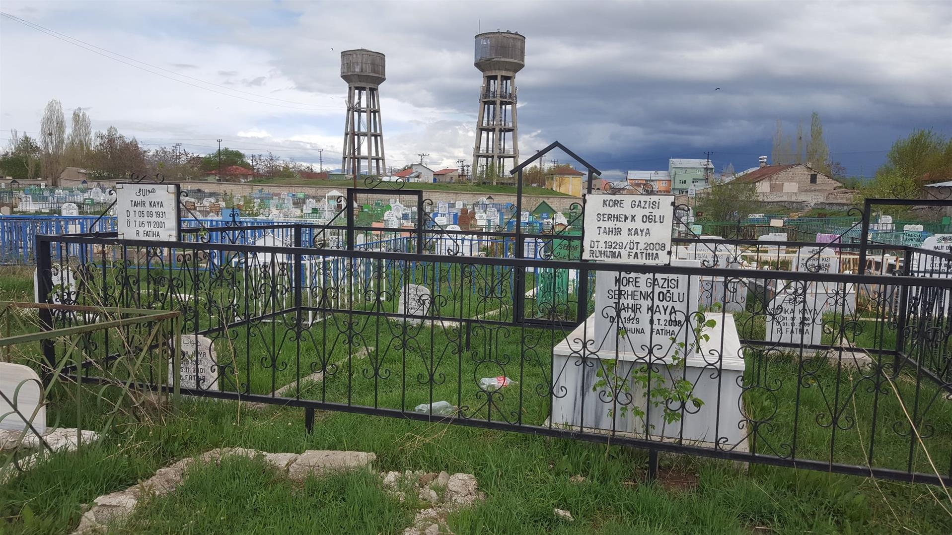 Ağrı'da bayramın ilk günü mezarlıklarda sessizlik hâkim oldu.