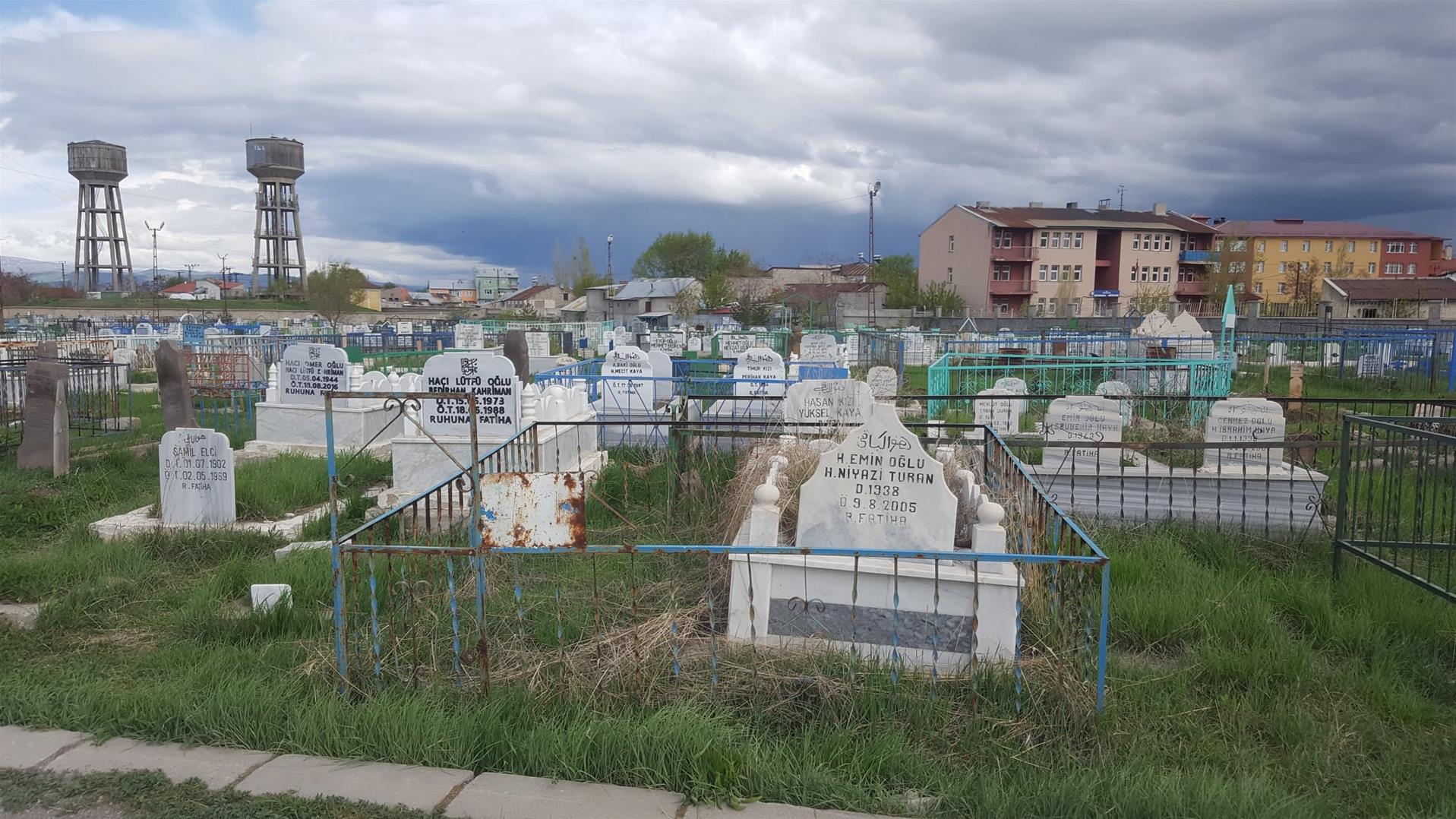 Ağrı'da bayramın ilk günü mezarlıklarda sessizlik hâkim oldu.