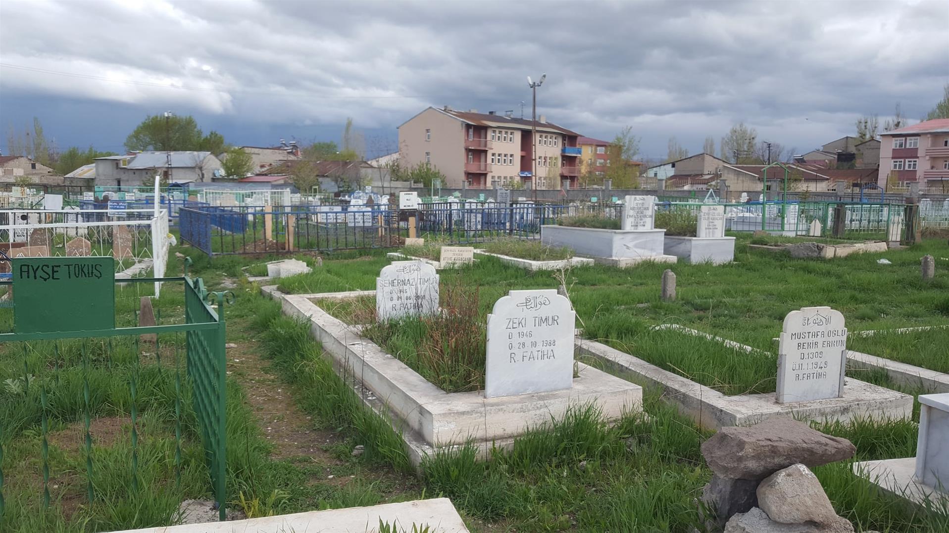 Ağrı'da bayramın ilk günü mezarlıklarda sessizlik hâkim oldu.