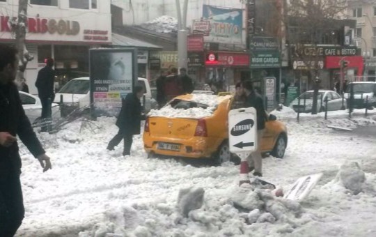 Ağrı'da ÇatIdan düşen kar otomobillere zarar verdi