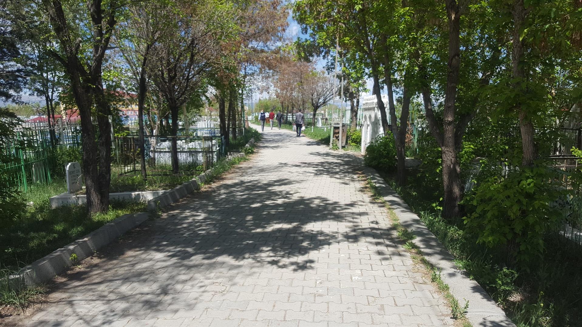Ağrı'da bayramın ilk günü mezarlıklarda sessizlik hâkim oldu.