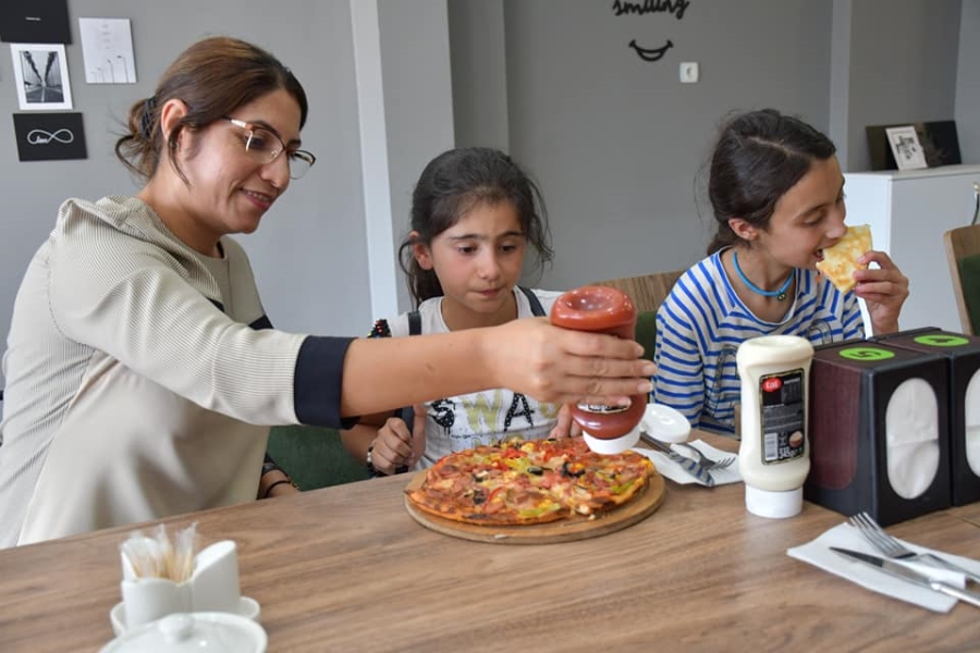 Başkan Acar köy çocuklarını sevindirdi