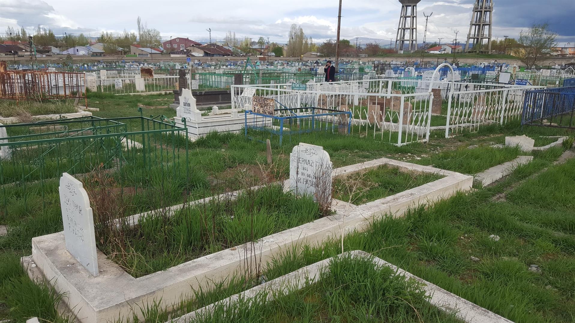 Ağrı'da bayramın ilk günü mezarlıklarda sessizlik hâkim oldu.