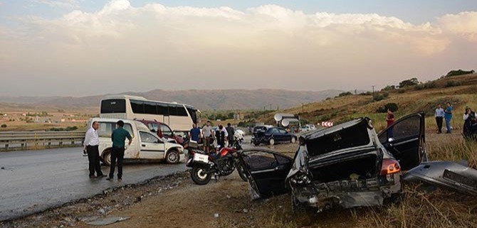 Elmadağ'da zincirleme trafik kazası: 8 yaralı