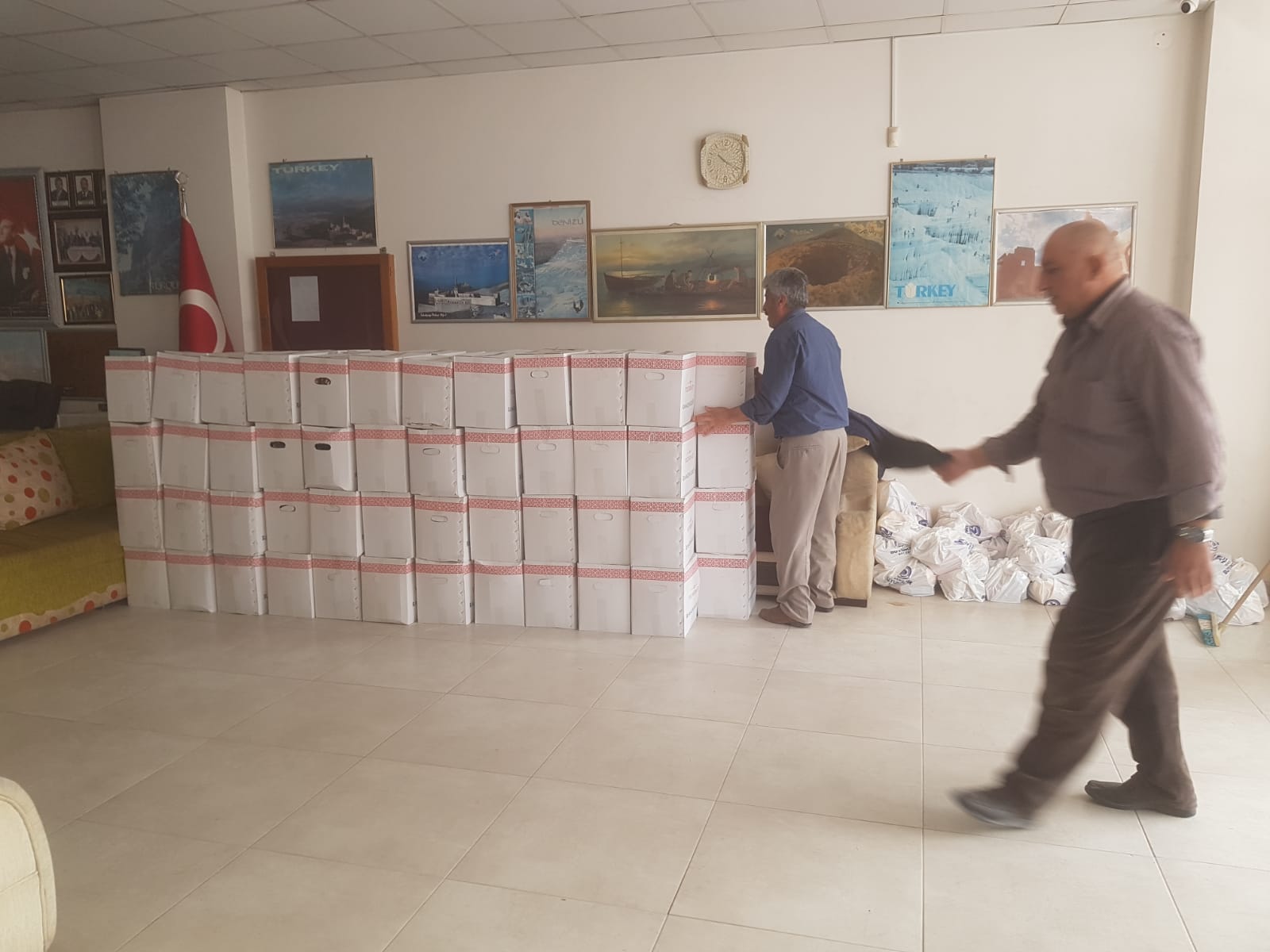 DENİZLİ AĞRILILAR YARDIMLAŞMA VE DAYANIŞMA DERNEĞİ RAMAZAN AYINDA KOLİ YARDIMI YAPTI