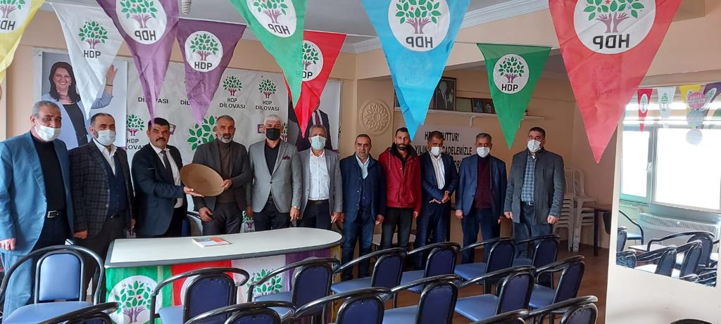 KADİR DEMİR HEMŞERİLERİNİ MİSAFİR ETTİ.