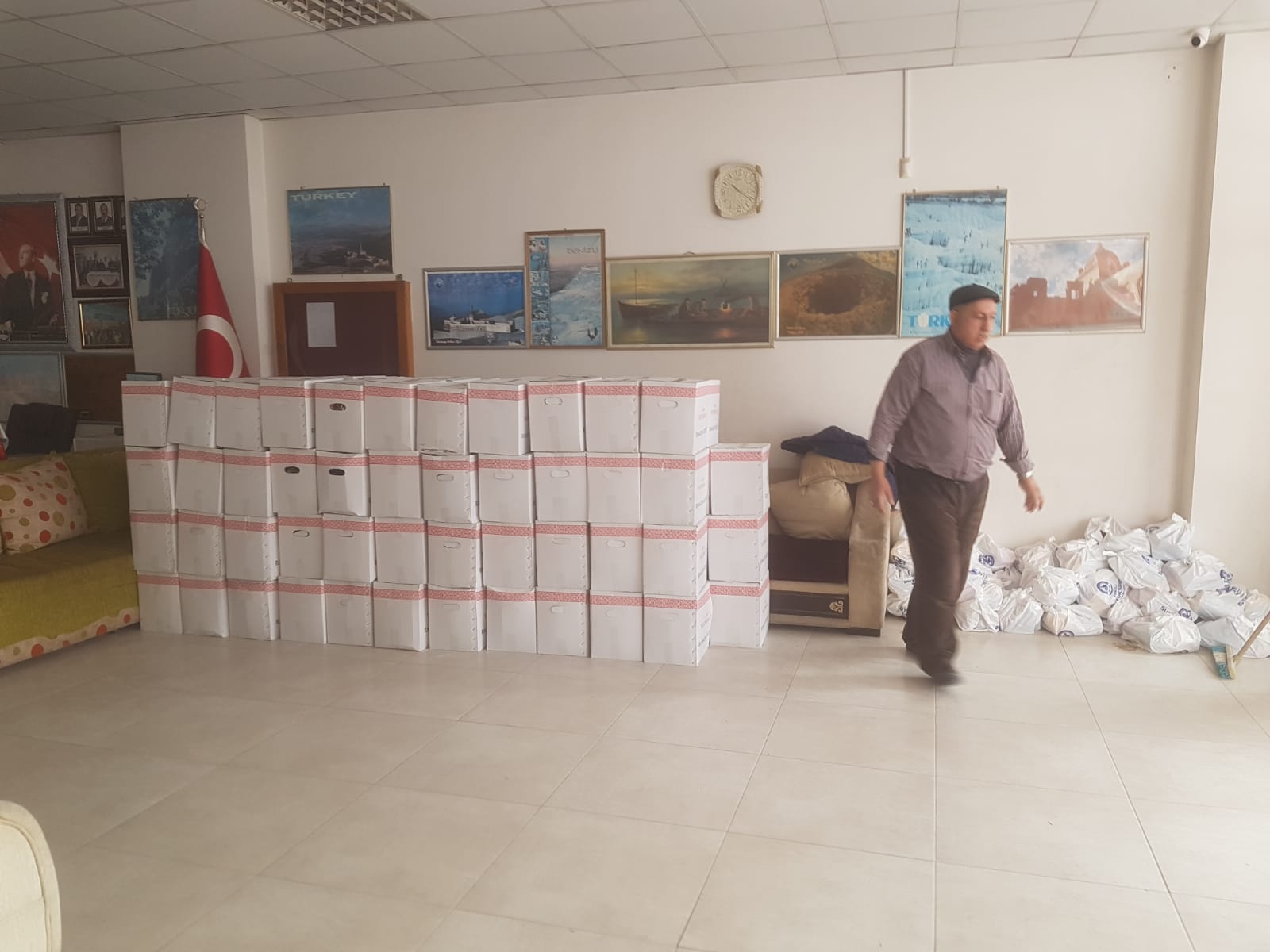 DENİZLİ AĞRILILAR YARDIMLAŞMA VE DAYANIŞMA DERNEĞİ RAMAZAN AYINDA KOLİ YARDIMI YAPTI