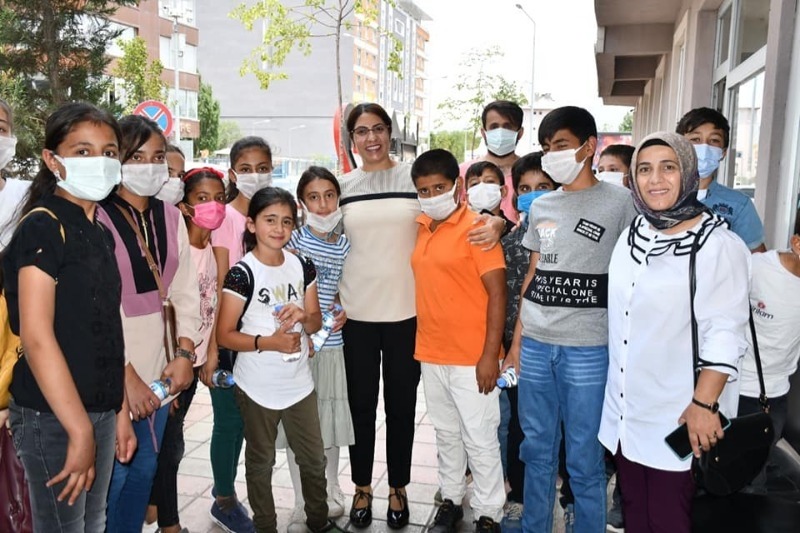 Başkan Acar köy çocuklarını sevindirdi