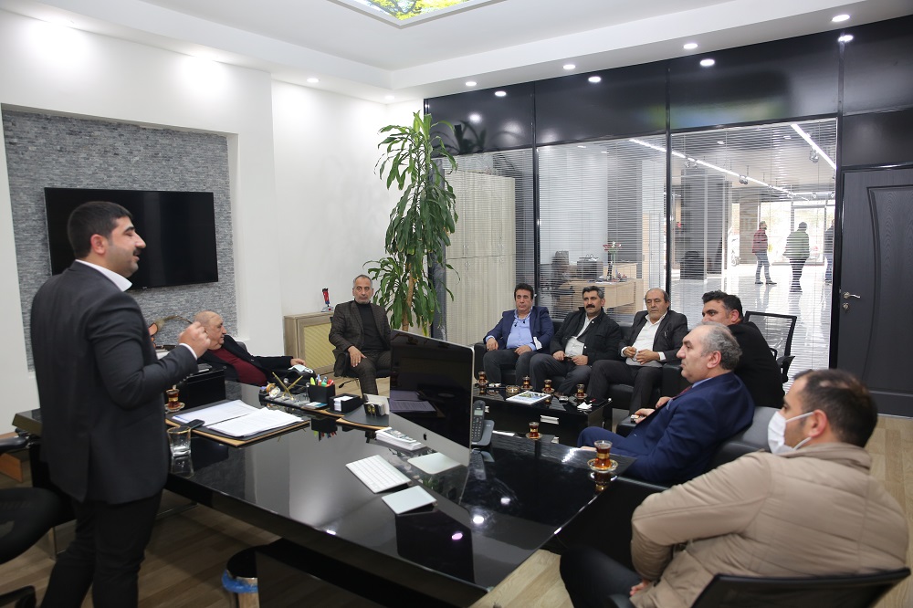 TAŞDEMİR YILDIRIM'A PLAKETİNİ TAKDİM ETTİ