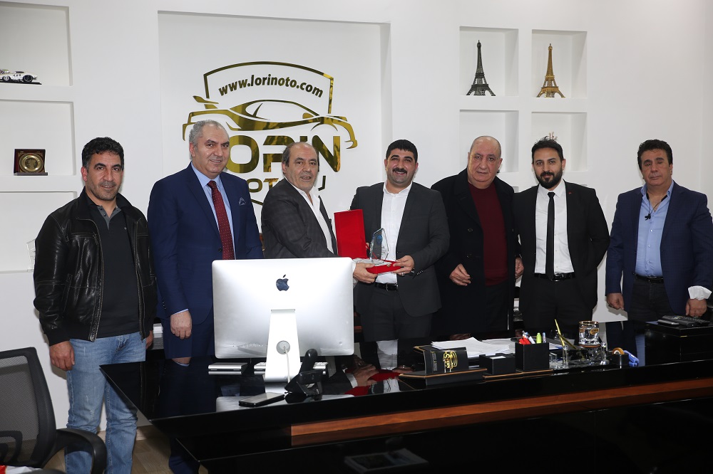 TAŞDEMİR YILDIRIM'A PLAKETİNİ TAKDİM ETTİ