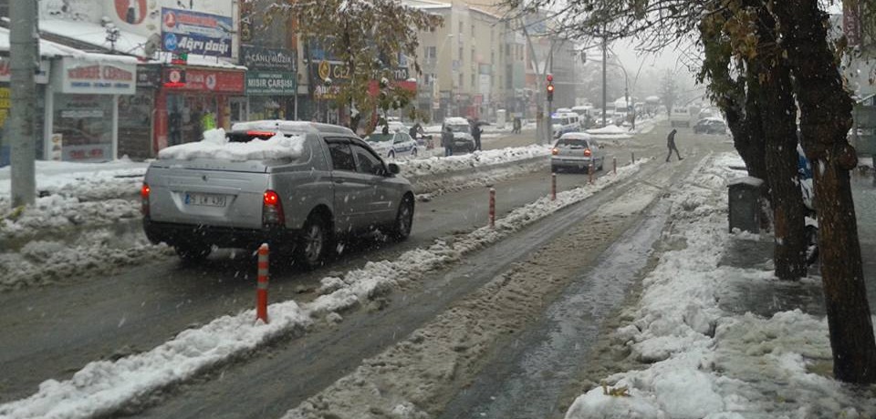 Ağrıda sabah saatlerine aniden başlıyan kar