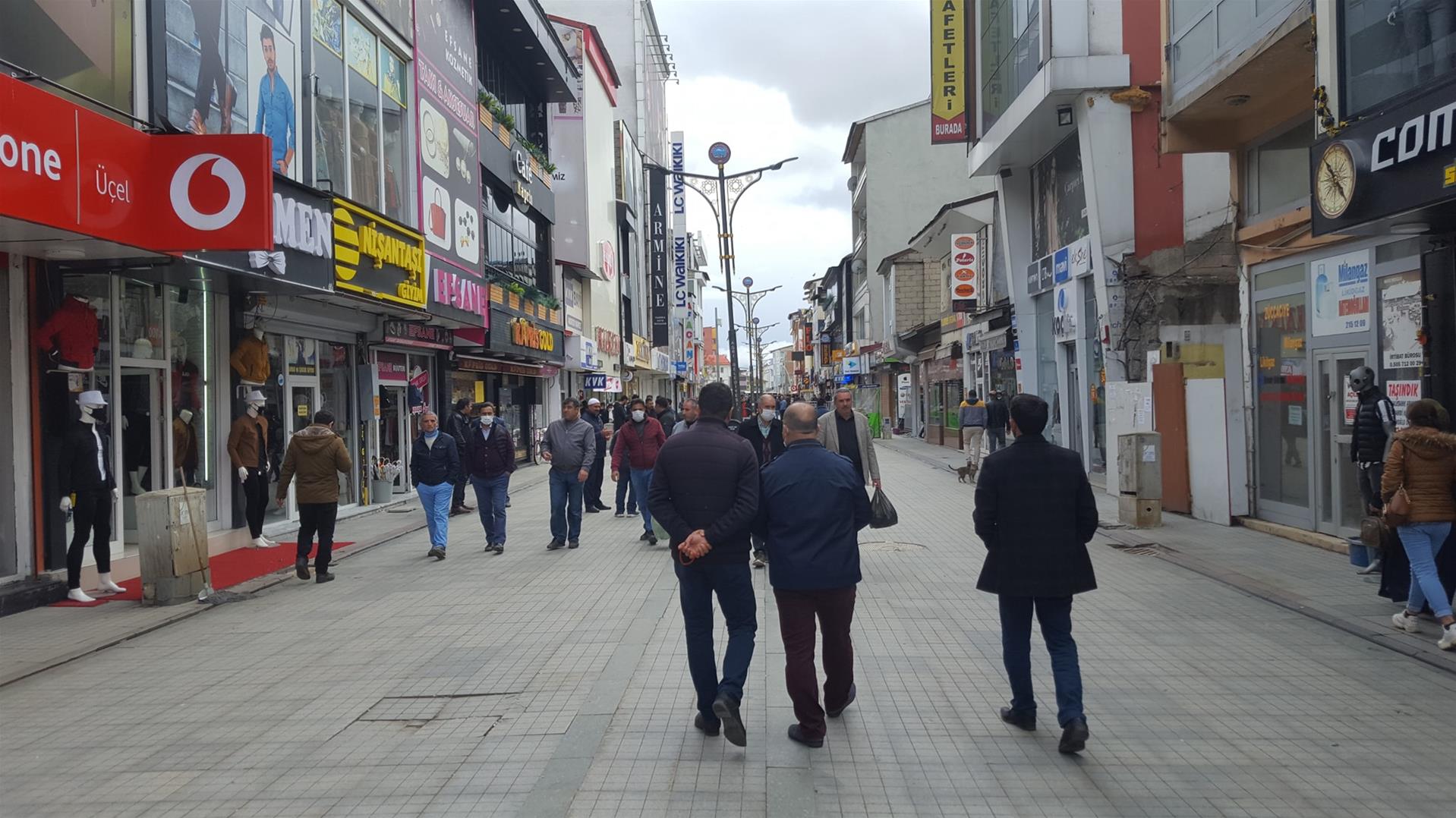 Ağrı ilimizde cadde ve sokaklar doldu taştı.