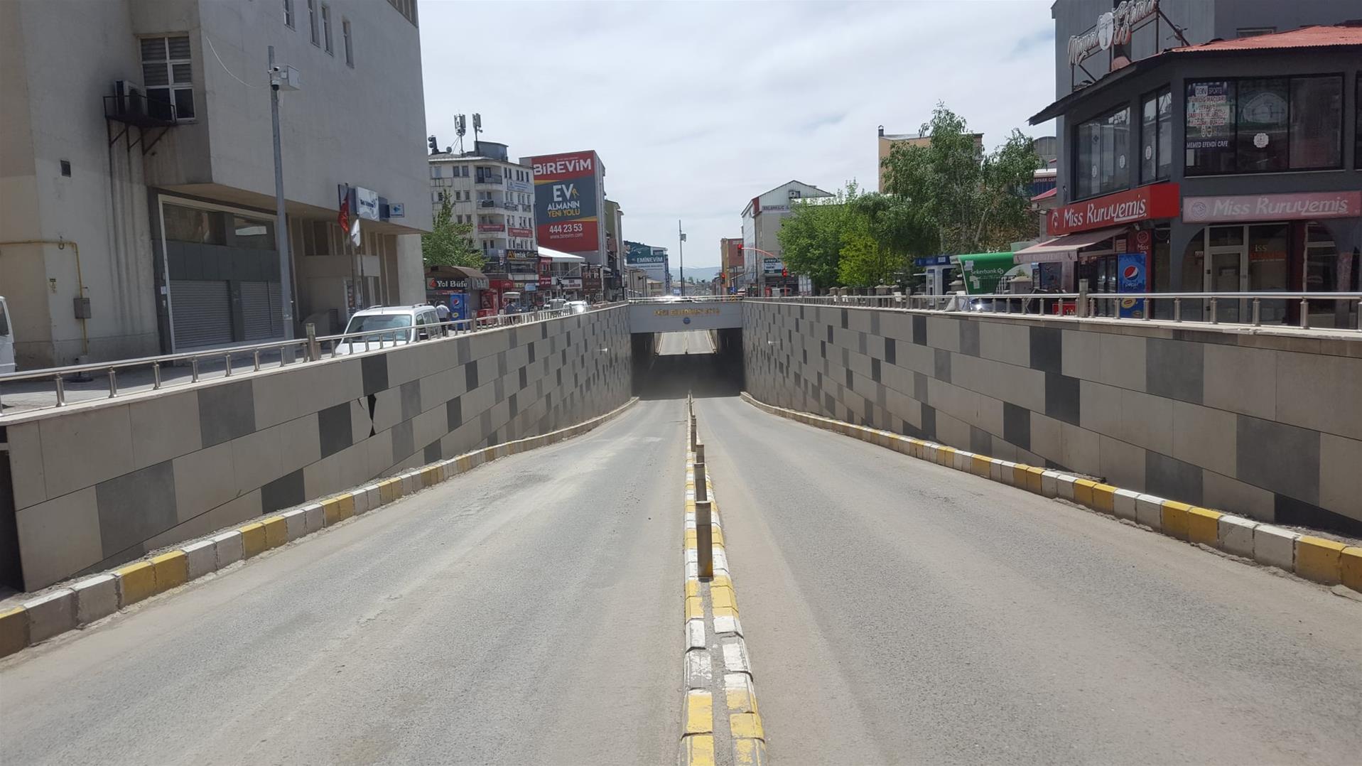 Ağrı'da yasağın ardından cadde ve sokaklar sessiz…