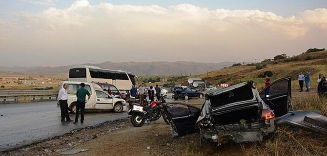 Elmadağ'da zincirleme trafik kazası: 8 yaralı
