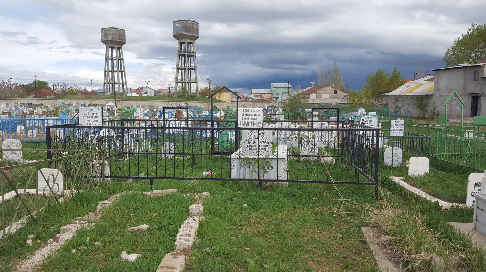 Ağrı'da bayramın ilk günü mezarlıklarda sessizlik hâkim oldu.