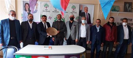 KADİR DEMİR HEMŞERİLERİNİ MİSAFİR ETTİ.