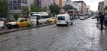 Ağrıda Şiddetli Yağış Hayatı Felç Etti