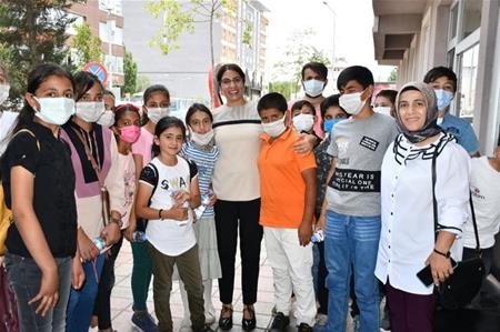 Başkan Acar köy çocuklarını sevindirdi