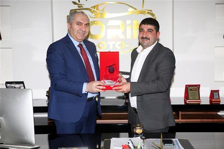 TAŞDEMİR YILDIRIM'A PLAKETİNİ TAKDİM ETTİ